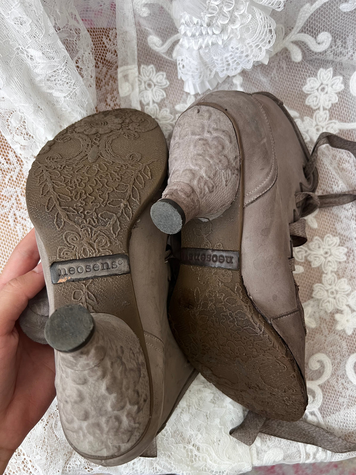 Brown/Beige Neosens lace up shoes with flower details