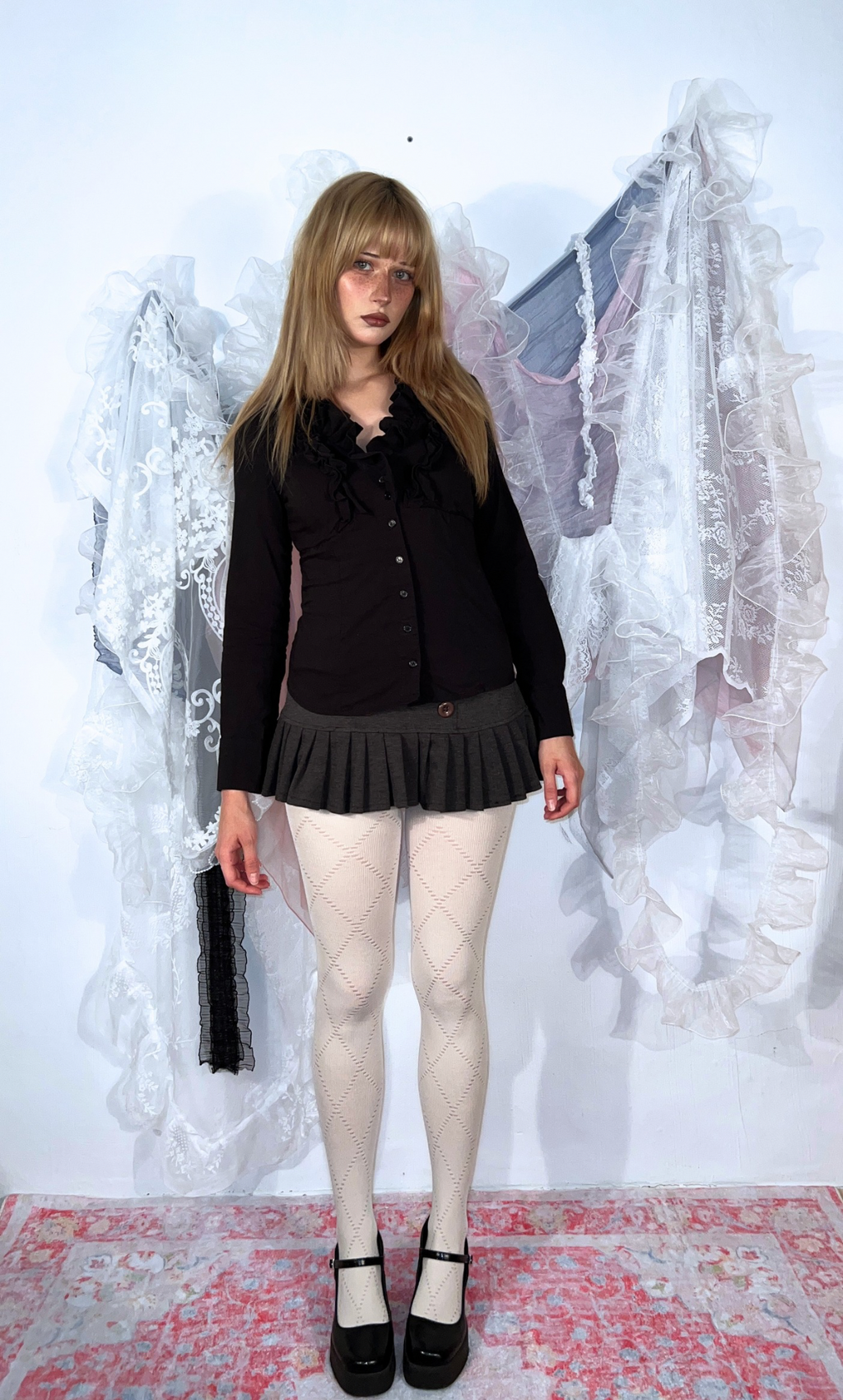BLACK FITTED RUFFLED BLOUSE