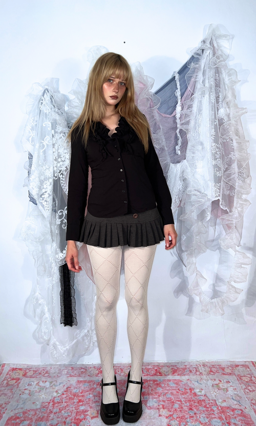BLACK FITTED RUFFLED BLOUSE