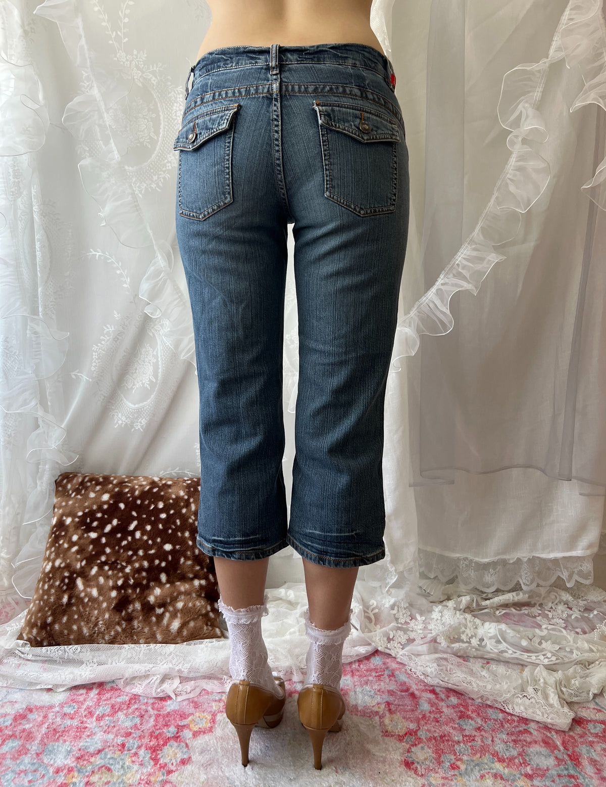 Low rise blue denim capri jeans with cute pocket details