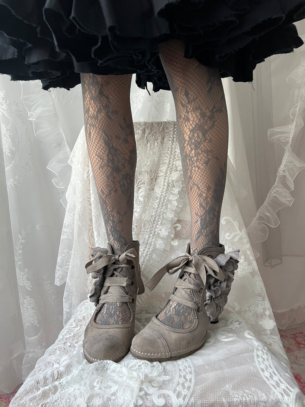 Brown/Beige Neosens lace up shoes with flower details