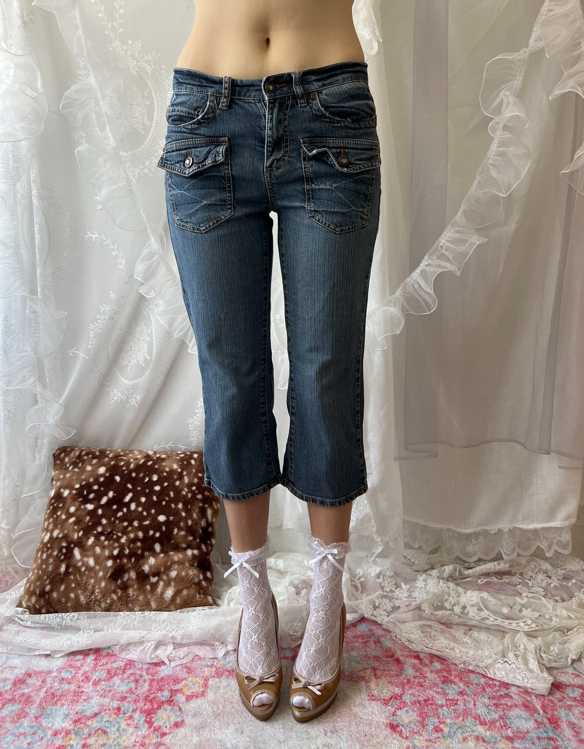Low rise blue denim capri jeans with cute pocket details