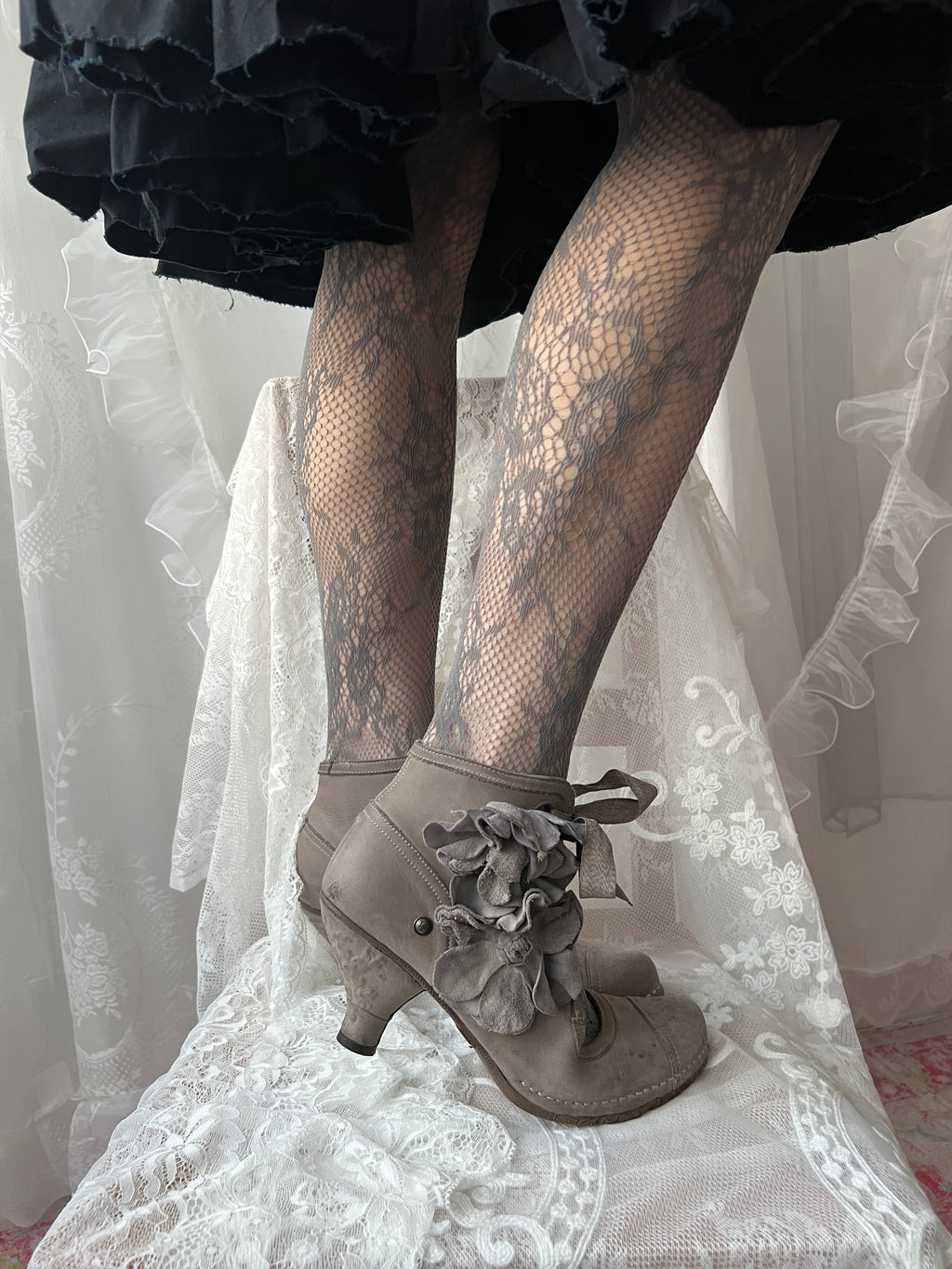 Brown/Beige Neosens lace up shoes with flower details