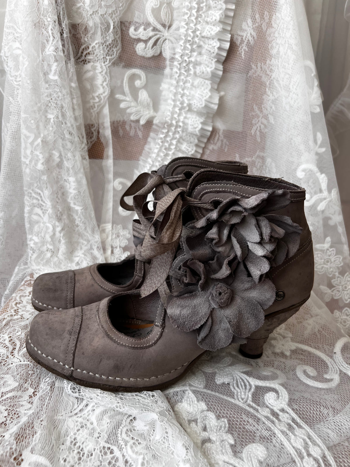 Brown/Beige Neosens lace up shoes with flower details