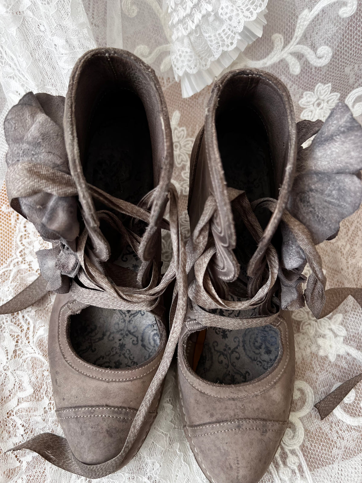 Brown/Beige Neosens lace up shoes with flower details