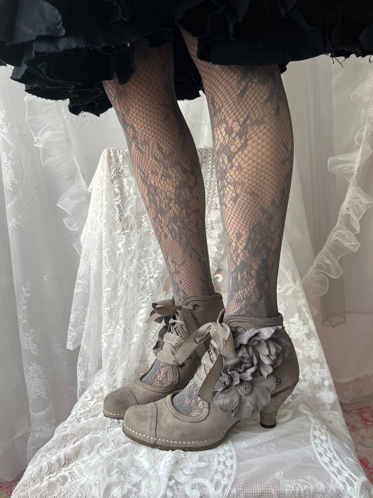 Brown/Beige Neosens lace up shoes with flower details