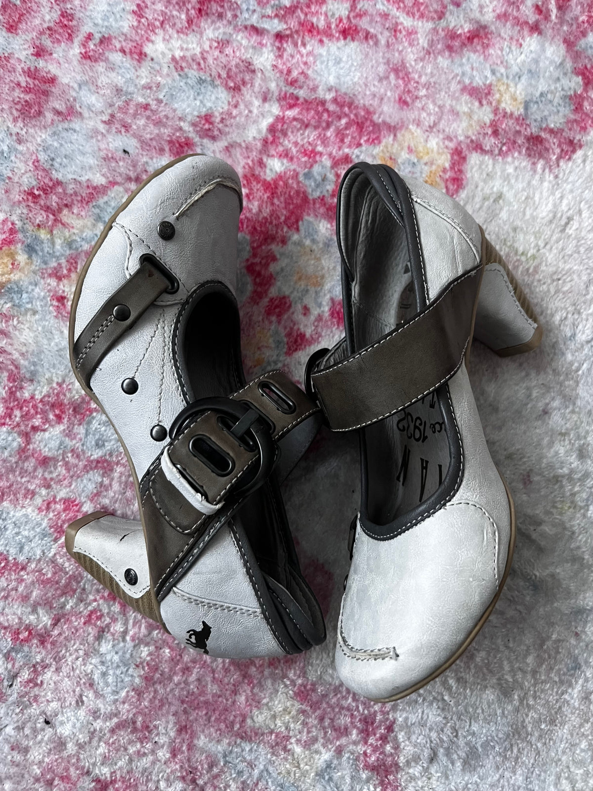 White Mustang heels with gray straps and buckles