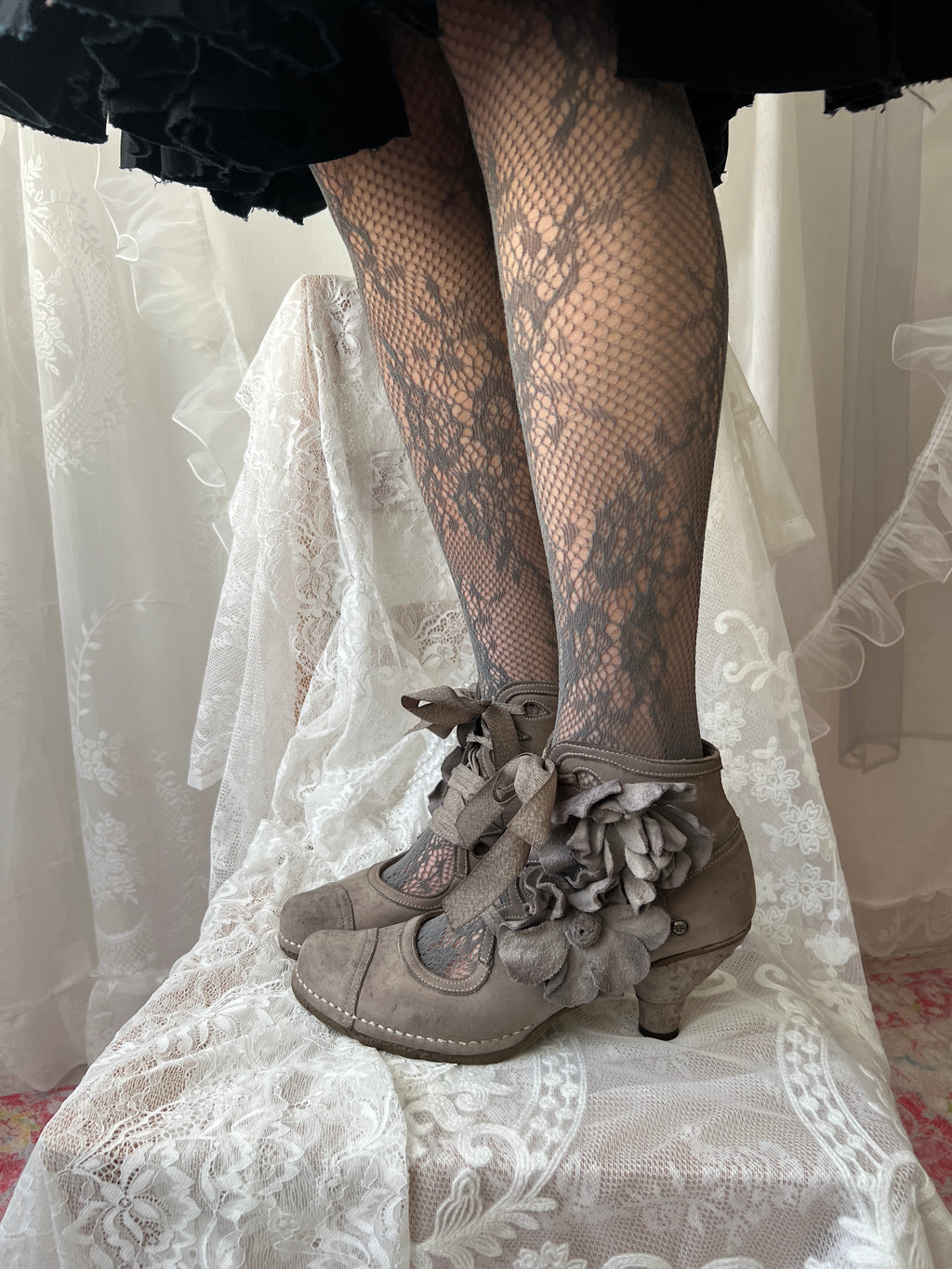 Brown/Beige Neosens lace up shoes with flower details