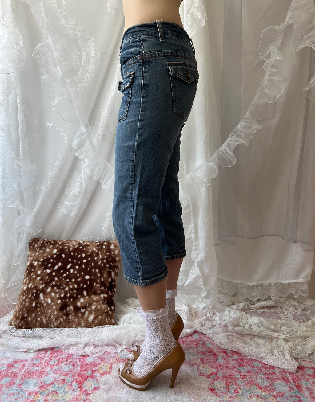 Low rise blue denim capri jeans with cute pocket details