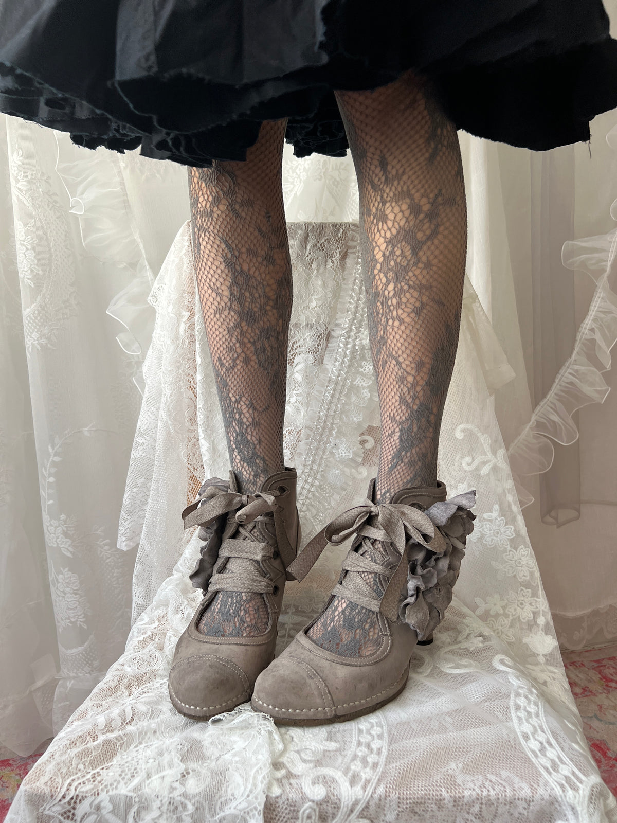 Brown/Beige Neosens lace up shoes with flower details