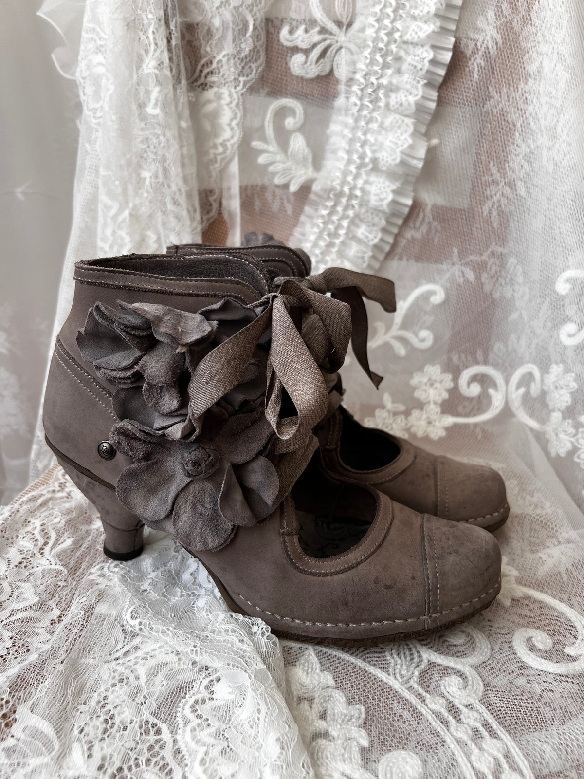 Brown/Beige Neosens lace up shoes with flower details