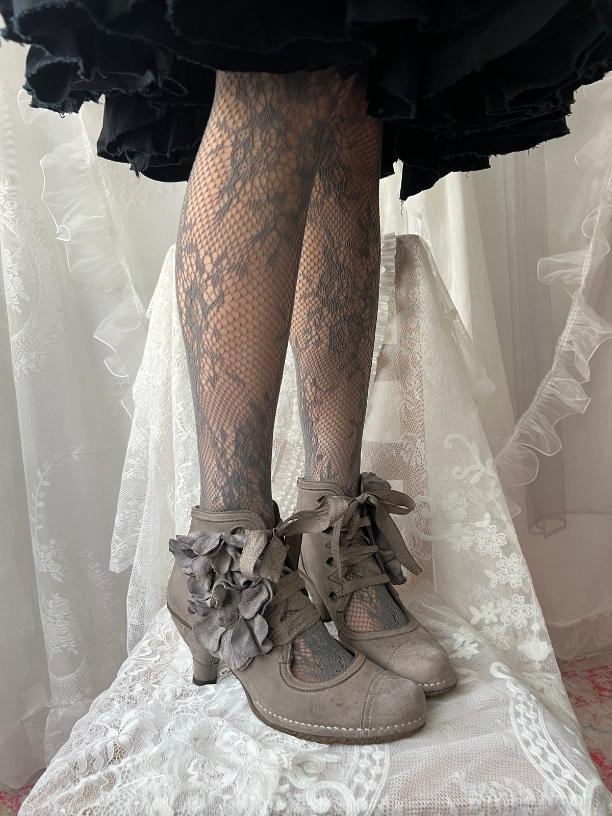 Brown/Beige Neosens lace up shoes with flower details