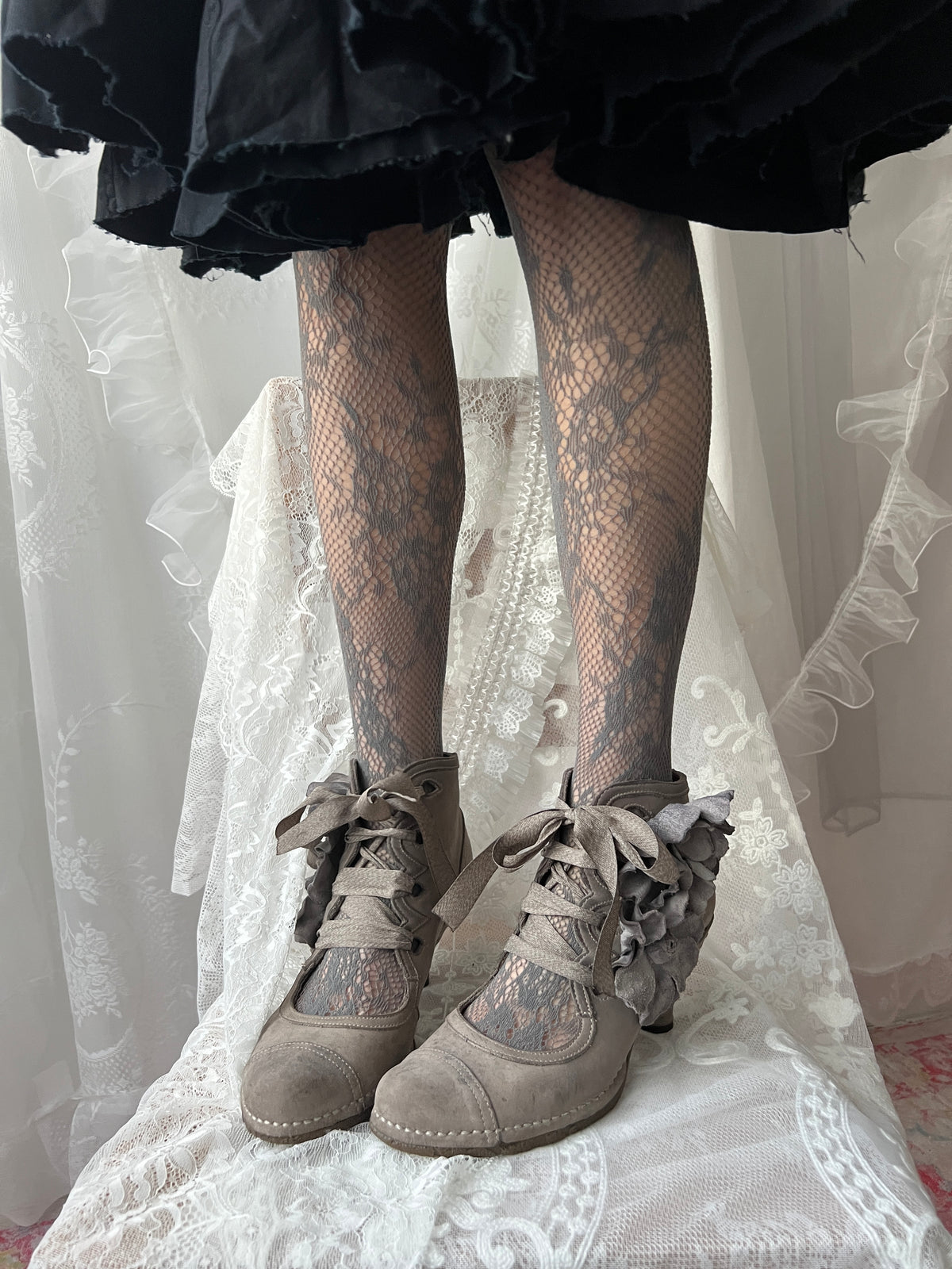 Brown/Beige Neosens lace up shoes with flower details