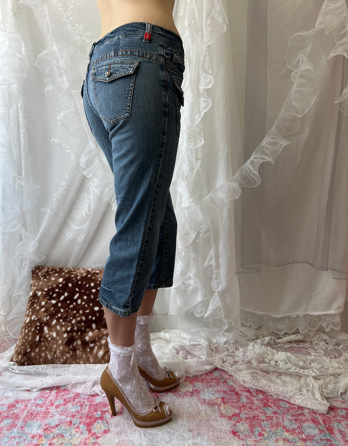 Low rise blue denim capri jeans with cute pocket details