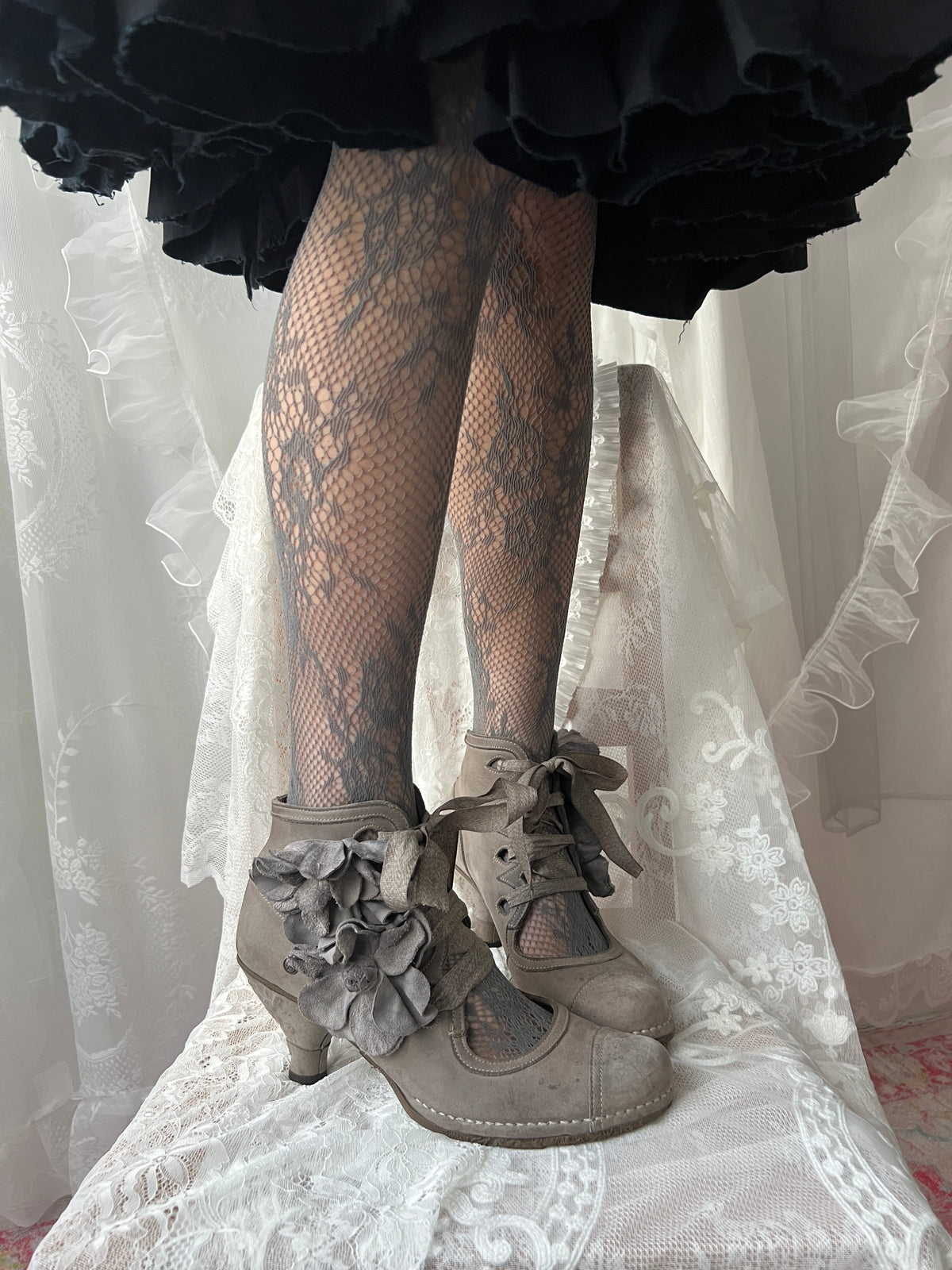 Brown/Beige Neosens lace up shoes with flower details