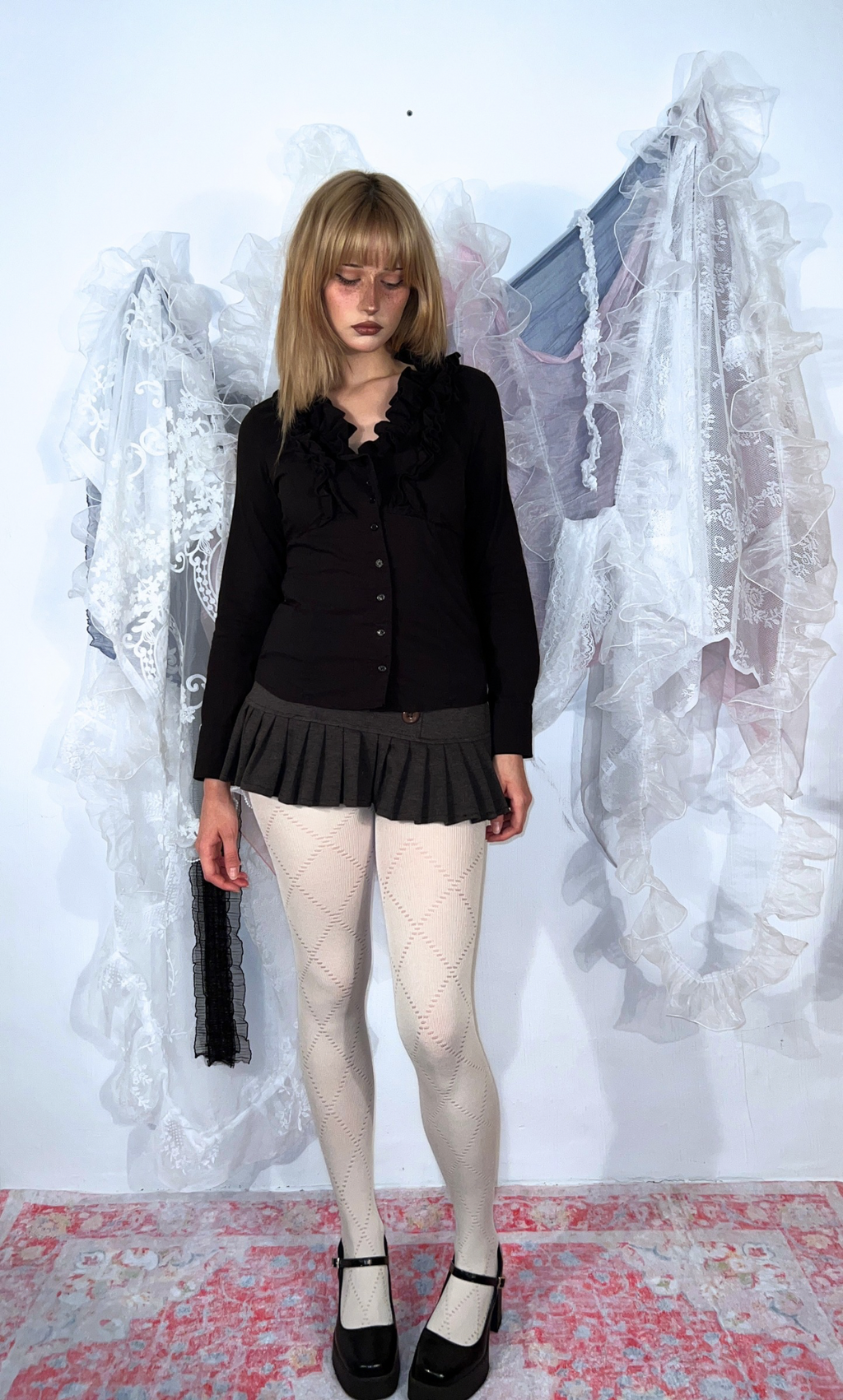 BLACK FITTED RUFFLED BLOUSE