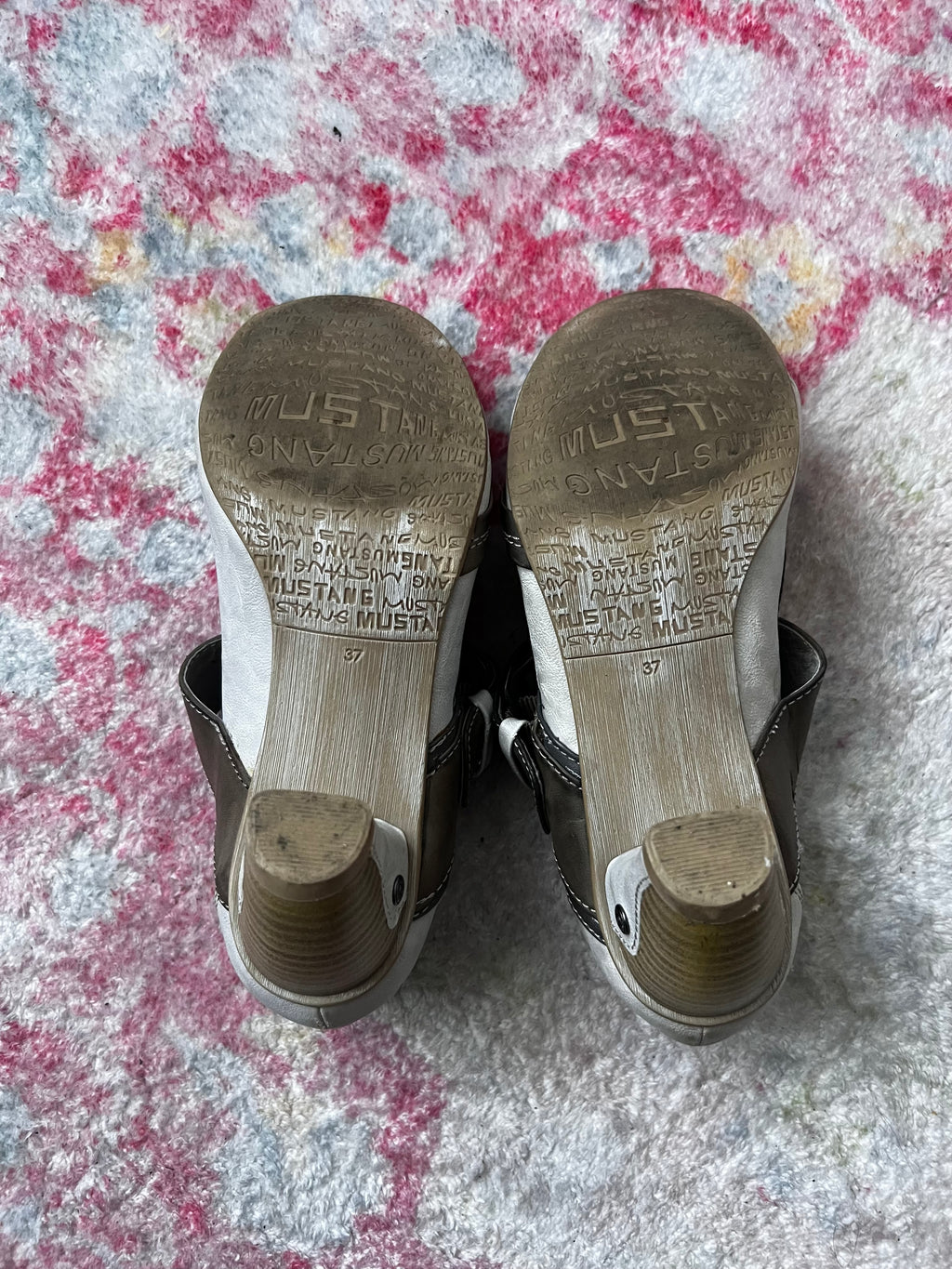 White Mustang heels with gray straps and buckles