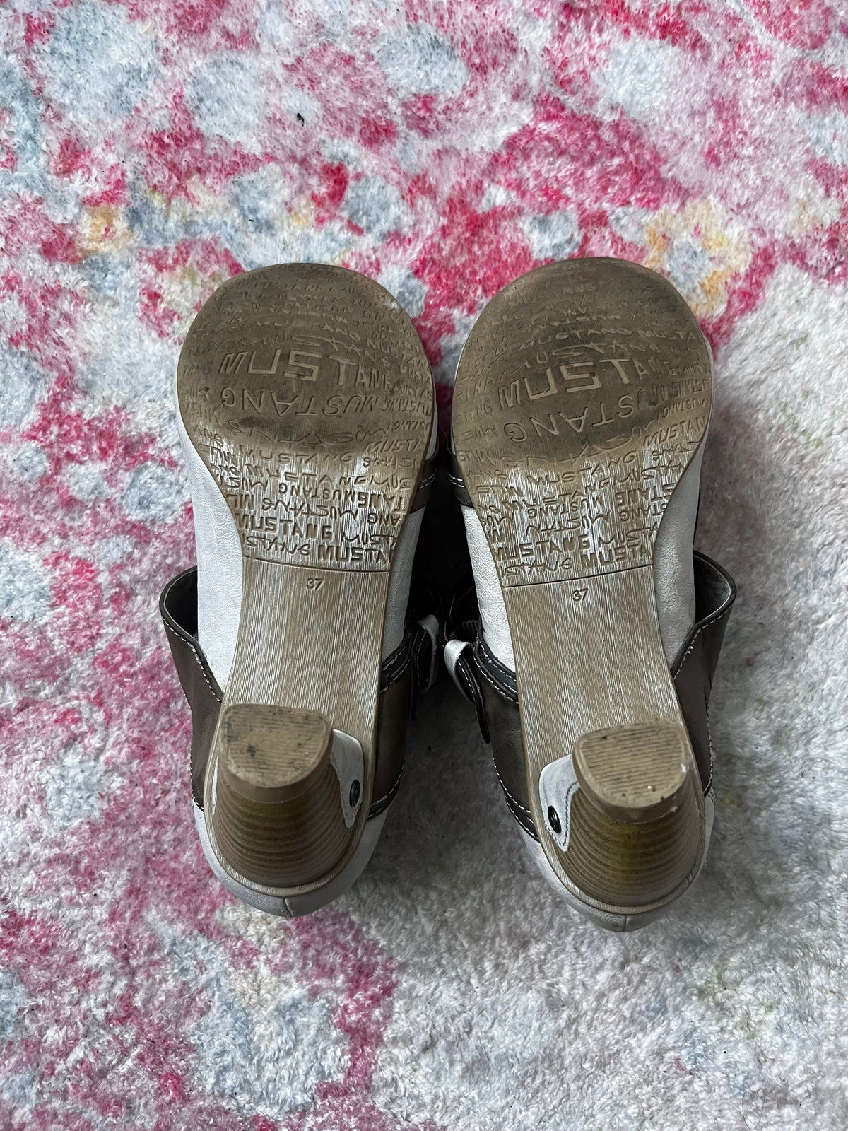 White Mustang heels with gray straps and buckles