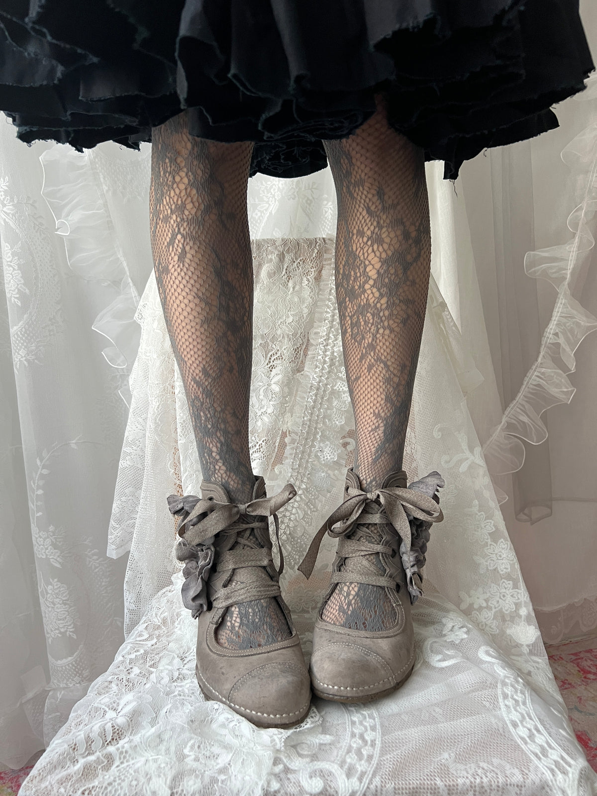 Brown/Beige Neosens lace up shoes with flower details