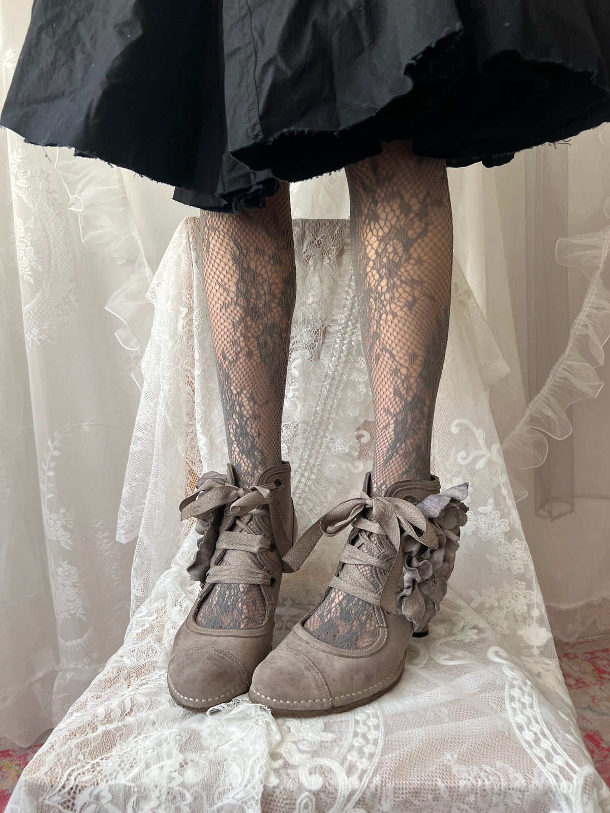 Brown/Beige Neosens lace up shoes with flower details