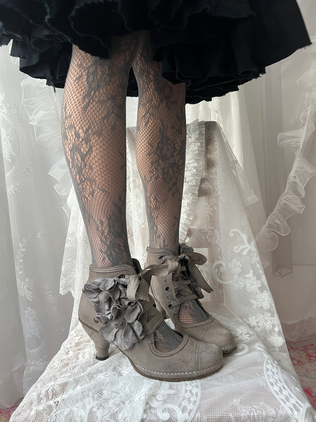 Brown/Beige Neosens lace up shoes with flower details