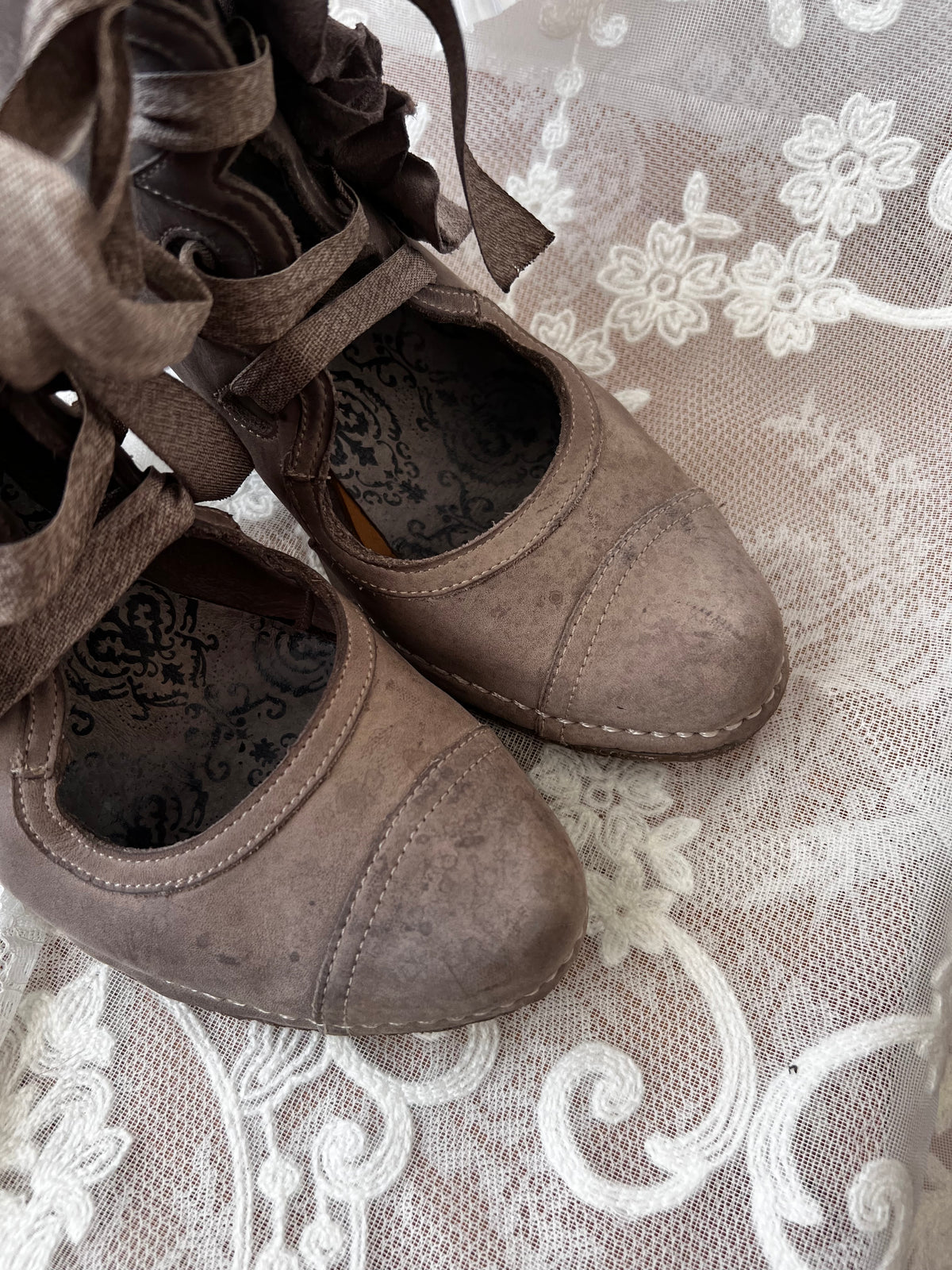 Brown/Beige Neosens lace up shoes with flower details