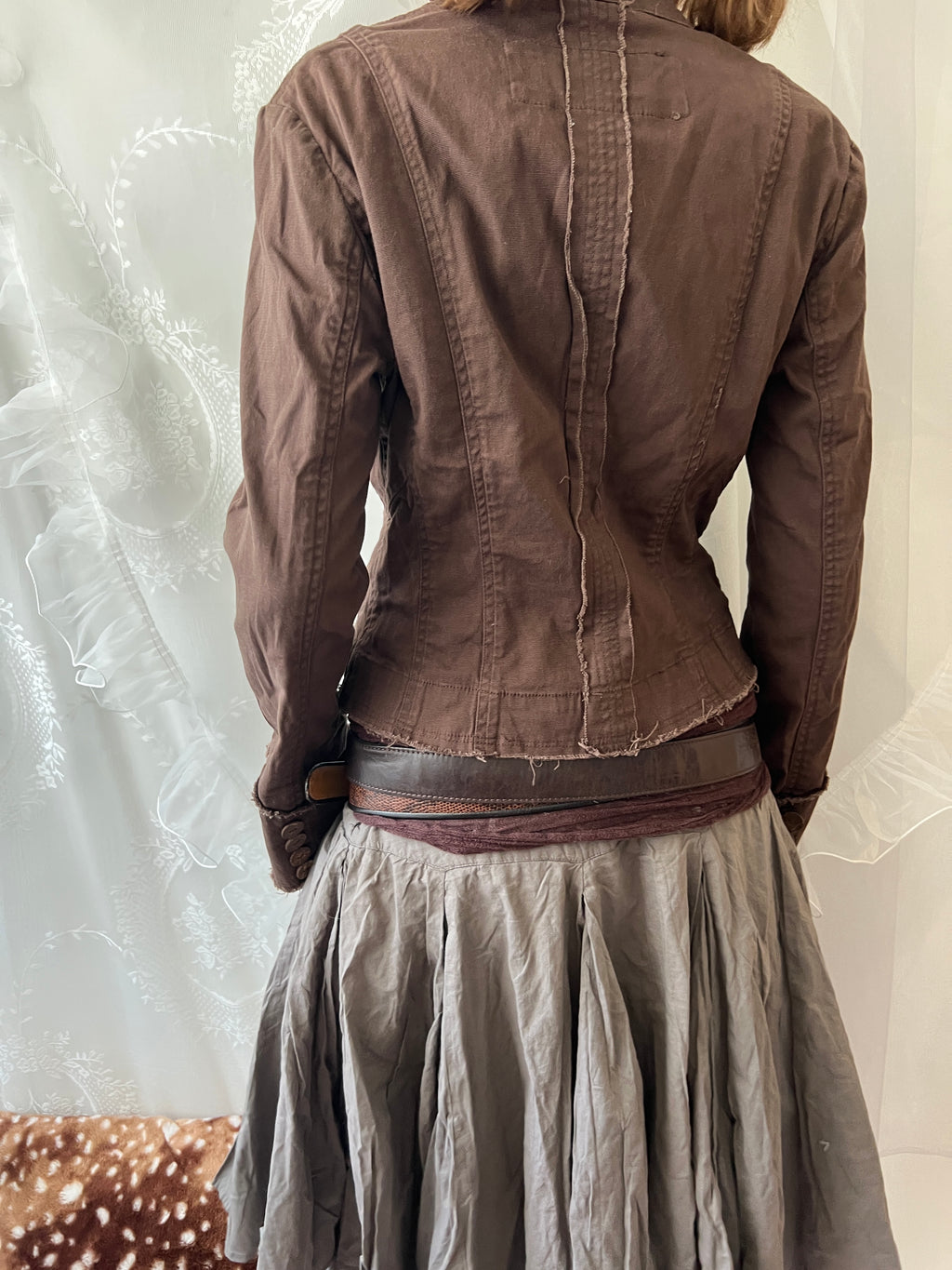 Brown cropped jacket with frayed hem and button details