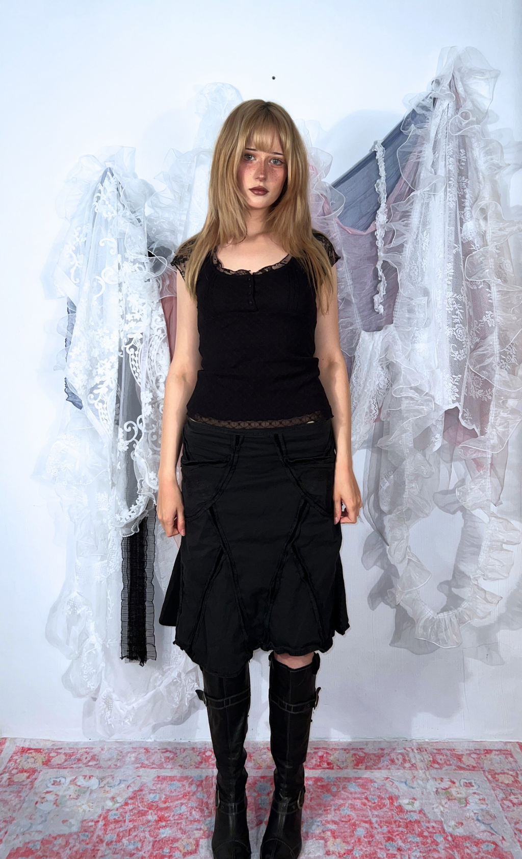BLACK FITTED TOP WITH LACE SLEEVES