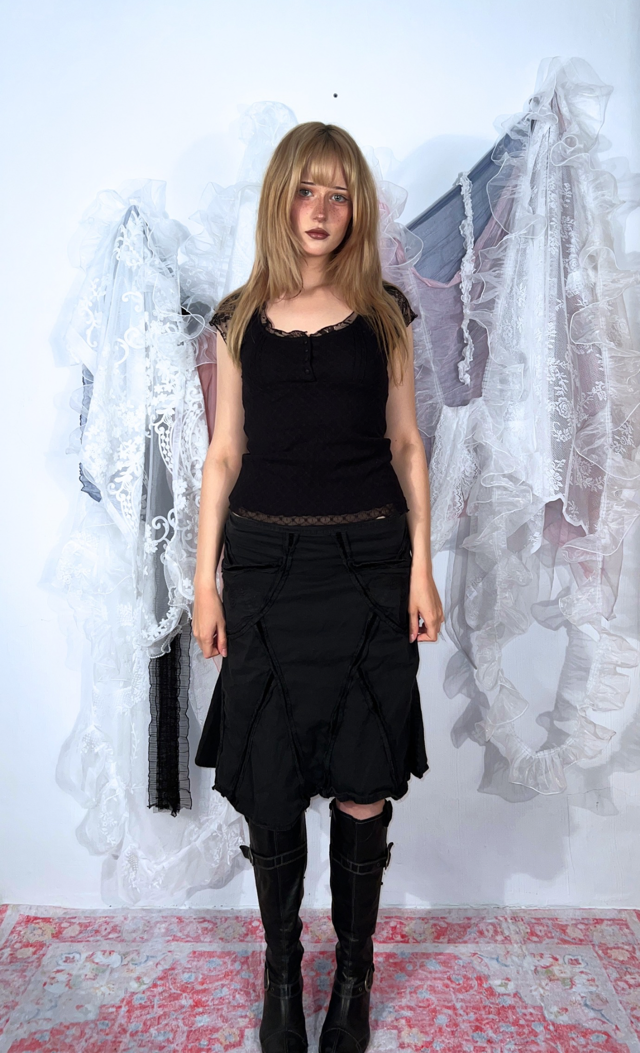 BLACK FITTED TOP WITH LACE SLEEVES