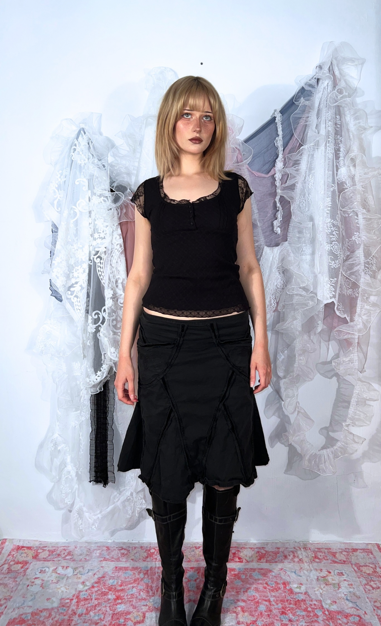 BLACK FITTED TOP WITH LACE SLEEVES