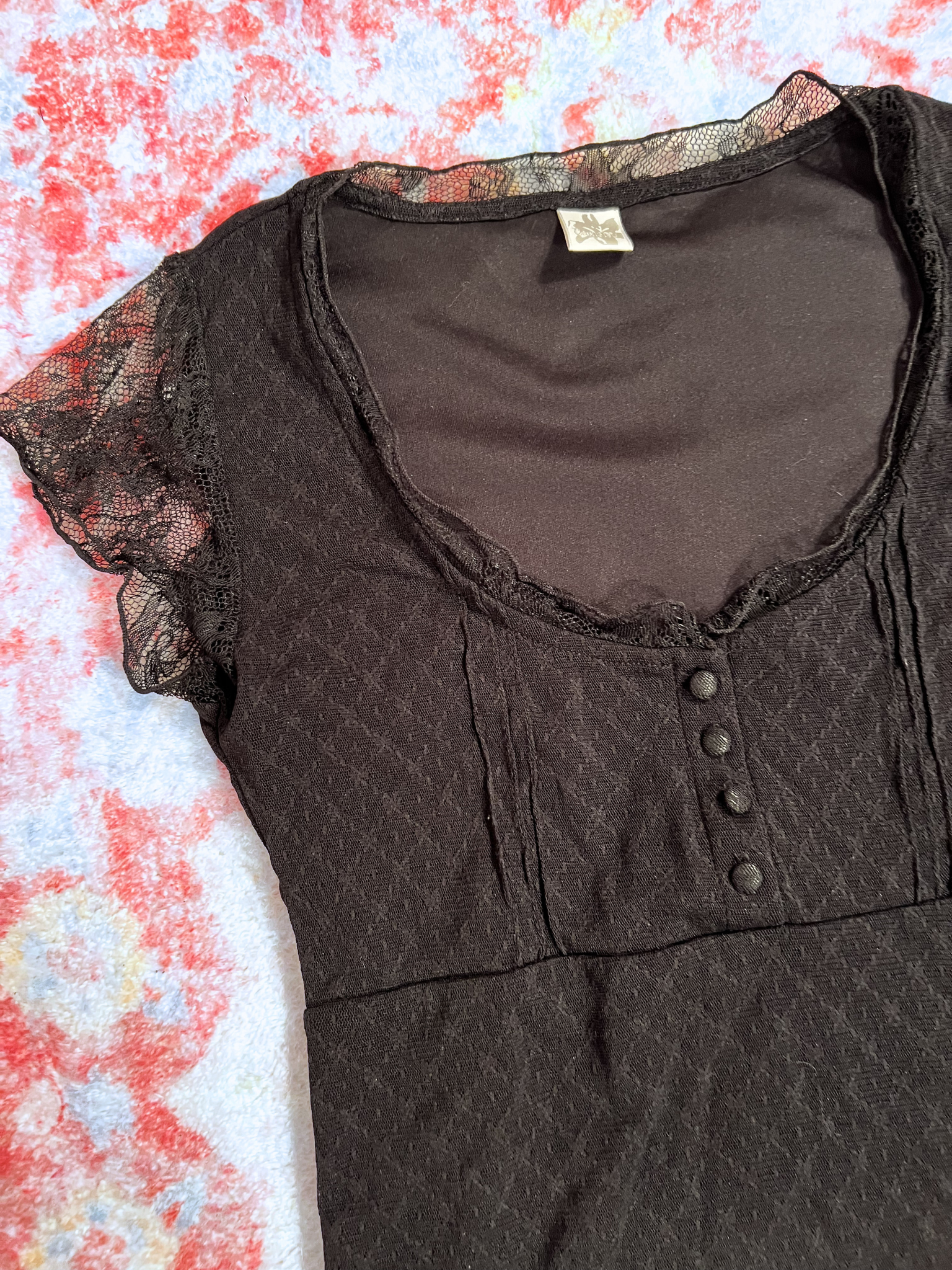 BLACK FITTED TOP WITH LACE SLEEVES