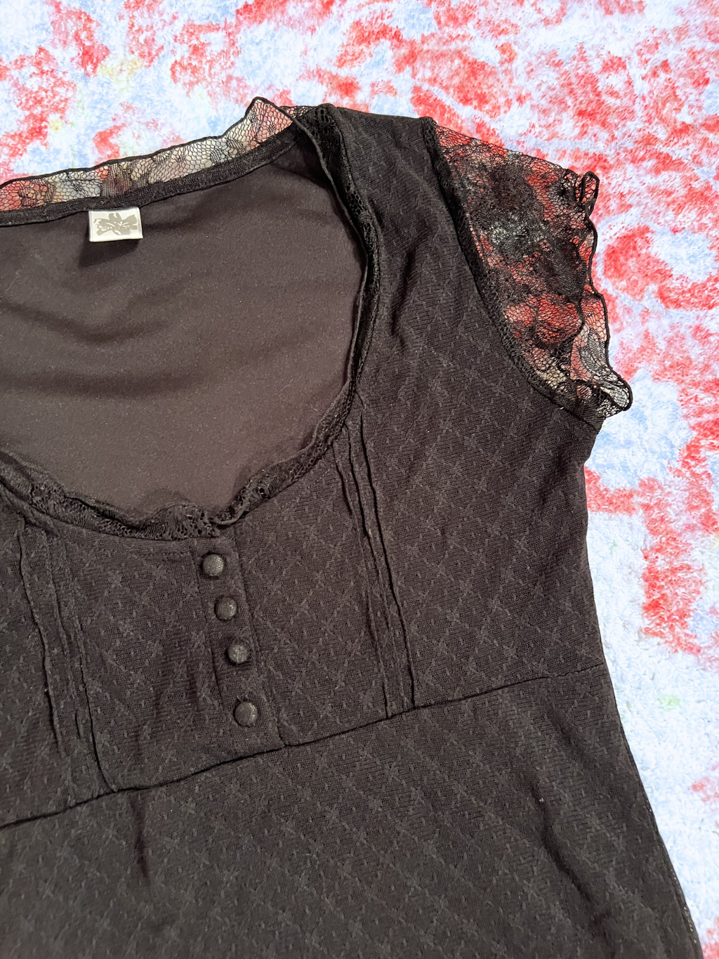 BLACK FITTED TOP WITH LACE SLEEVES