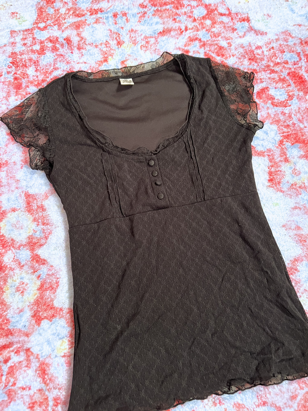 BLACK FITTED TOP WITH LACE SLEEVES