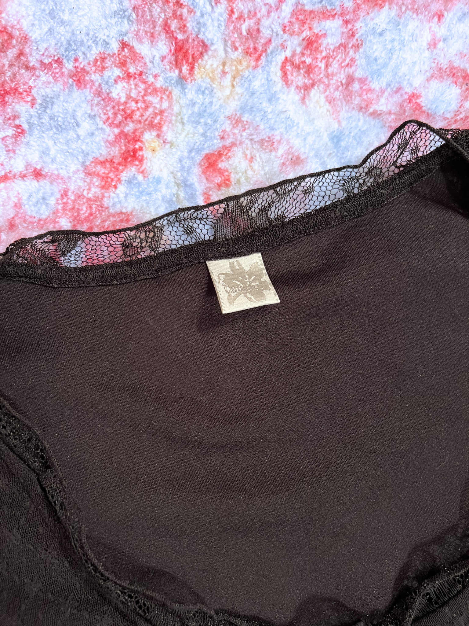 BLACK FITTED TOP WITH LACE SLEEVES